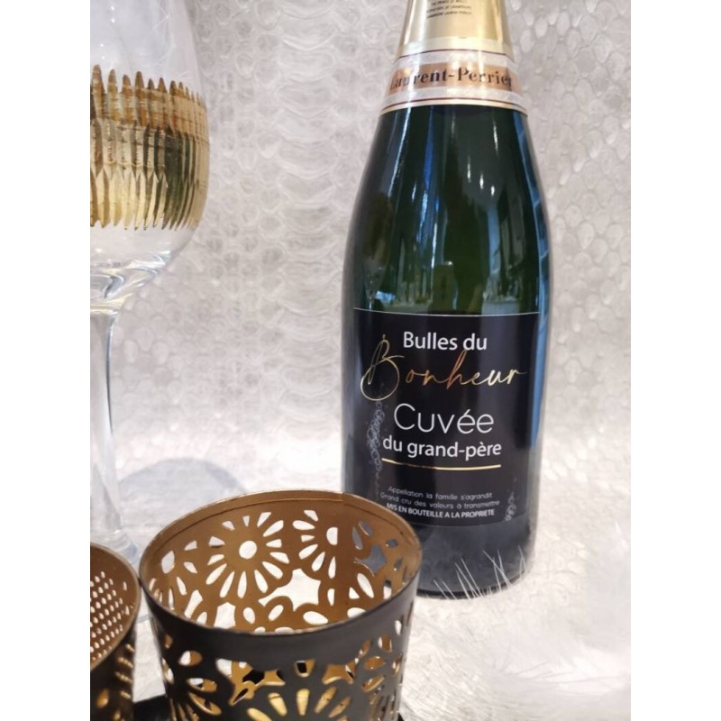 Épouser Des Accessoires : Bouteilles De Champagne Dans Les Sacs, Verres De Vin, Bougies, Boîte